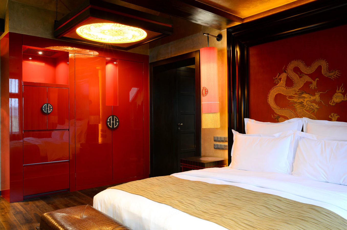 Pražský apartmán Nirvana, vybavený vestavěnými rudými skříněmi a manželskou postelí s ornamentem čínského draka.